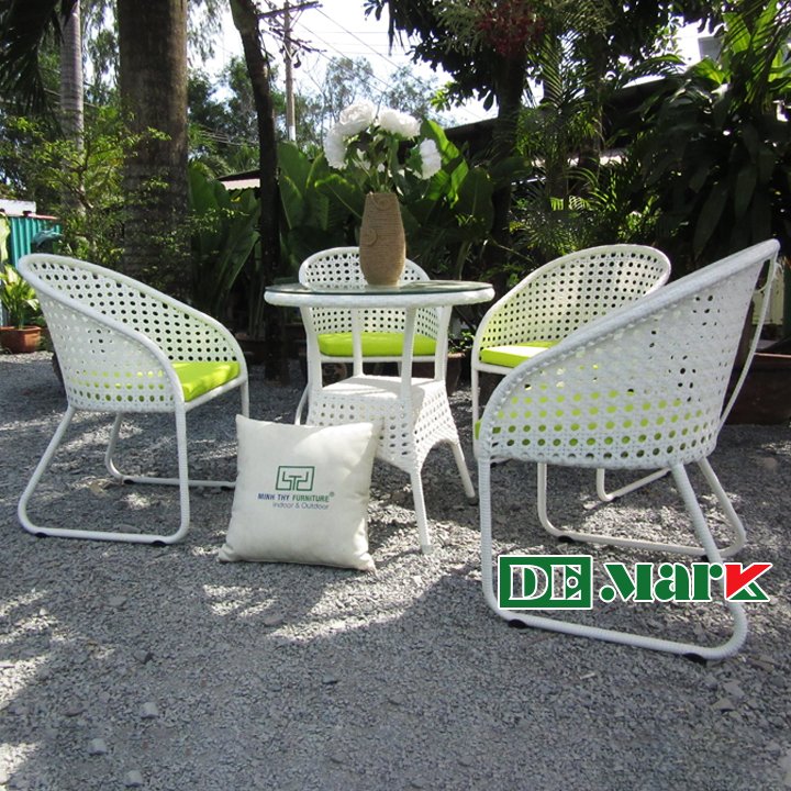 Bàn ghế nhựa giả mây ngoài trời.